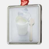 Jogurt in geöffneter Wegwerfschale Ornament Aus Metall (Links)