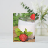 Jogurt mit Obst an Bord Postkarte (Stehend Vorderseite)