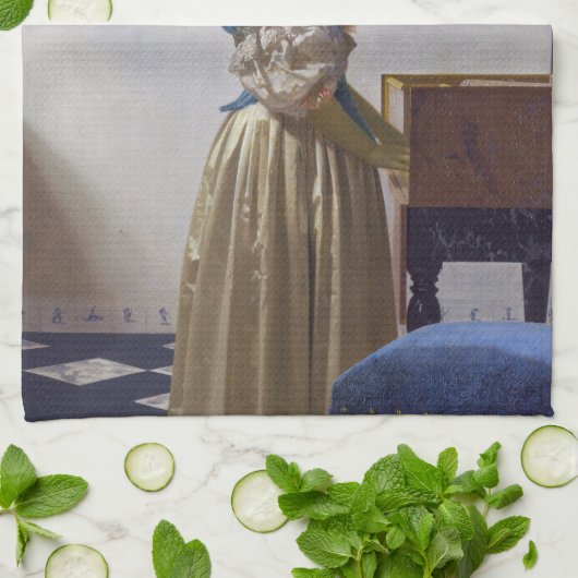 Johannes Vermeer - Lady Stehend bei einer Jungfrau Geschirrtuch (Gefaltet)