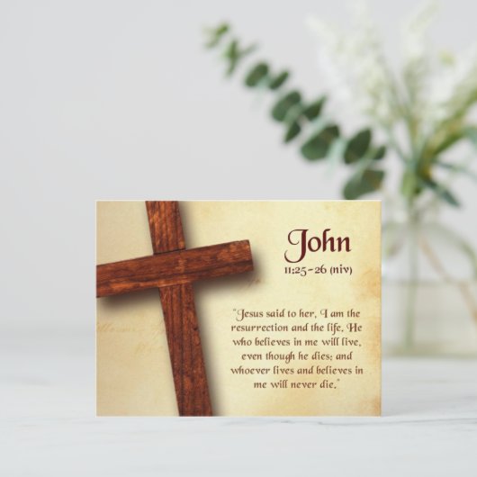 John 11 25-26 Bibel Zitat Postkarte (Stehend Vorderseite)