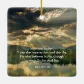 John 11: 25, Scripture Memorial Keepsake Keramikornament (Rückseite)