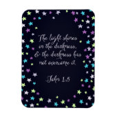 John 1:5 Das Licht leuchtet im Zitat der Dunklen B Magnet (Vertikal)