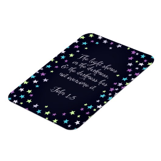 John 1:5 Das Licht leuchtet im Zitat der Dunklen B Magnet (Linke Seite)