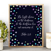John 1:5 Das Licht leuchtet im Zitat der Dunklen B Poster