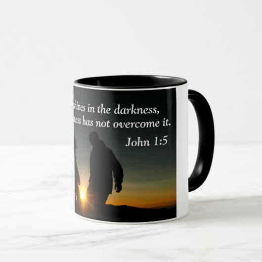 John 1:5 Das Licht scheint in der Dunkelheit Tasse (VorderseiteRechts)