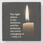 John 1:5 Das Licht strahlt in der Dunkelheit Steinuntersetzer (Vorderseite)