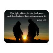 John 1:5 Das Licht strahlt in der Finsternis Magnet (Horizontal)