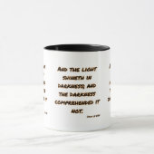 John 1:5 KJV Bible Verse Two-Tone Tasse (Zentrum)