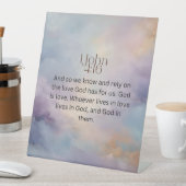 John 4:16 Bibelverse über Wasserfarbdesign Sockelschild (In Situ)