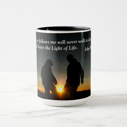 John 8:12 Wer mir folgt, wird nie hereinkommen Tasse (Zentrum)