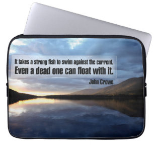 John Crowe Inspiration Zitat "Starker Fisch" Laptopschutzhülle