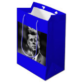 John F Kennedy Präsident Mittlere Geschenktüte (Vorderseite Schrägansicht)
