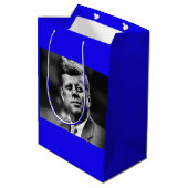 John F Kennedy Präsident Mittlere Geschenktüte (Rückseite Schrägansicht)