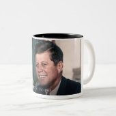 John F Kennedy Zweifarbige Tasse (VorderseiteRechts)