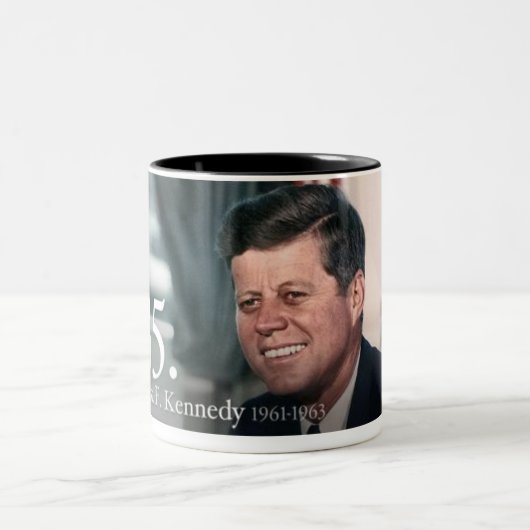 John F Kennedy Zweifarbige Tasse (Mittel)