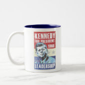 John F. Kennedyhistorisches Präsidentenplakat Zweifarbige Tasse (Links)