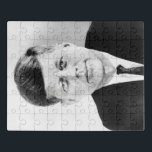 John Jack Kennedy, das Weiße Haus des Präsidenten  Puzzle<br><div class="desc">Die Winterluft knisterte mit Nervenenergie, als John F. Kennedy auf den Stufen der Hauptstadt stand, das historische Gewicht schwer auf seinen jungen Schultern. Mit 43 war er der jüngste Präsident, der je gewählt wurde, und seine Antrittsrede hegte mit einem Optimismus, der überall im Land Widerhall fand. — "Wir stehen am...</div>