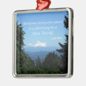 John Muir: "Zwischen zwei Kiefern ist eine Tür" Silbernes Ornament (Links)