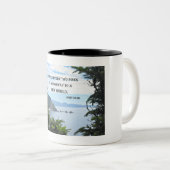 John Muir: "Zwischen zwei Kiefern ist eine Tür" Zweifarbige Tasse (VorderseiteRechts)