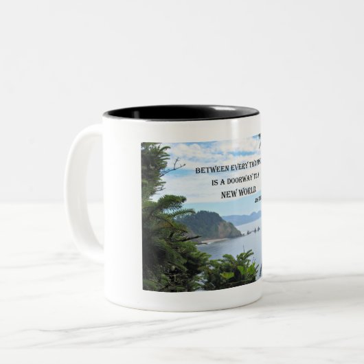 John Muir: "Zwischen zwei Kiefern ist eine Tür" Zweifarbige Tasse (Vorderseite Links)