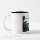 John Muir: "Zwischen zwei Kiefern ist eine Tür" Zweifarbige Tasse (Links)