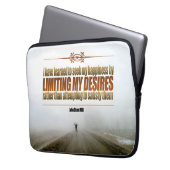 John Stuart Mill Inspiration Zitat "Glück" Laptopschutzhülle (Vorderseite Links)