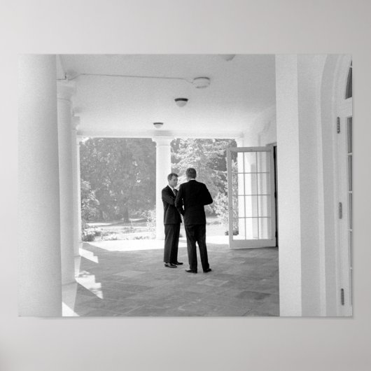John und Robert Kennedy Outside White House Poster (Vorne)