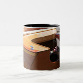 Johnson-Motor, hölzerner Boots-Klassiker Zweifarbige Tasse (Mittel)