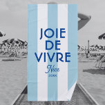 Joie De Vivre Nice Blue Cabana Stripe Französisch Strandtuch<br><div class="desc">Entspannen Sie sich stilvoll mit unserem "Joie De Vivre" Nice Blue Cabana Stripe Französisch Beach Handtuch. Dieses üppige Strandtuch mit seinem raffinierten blauen Cabana-Streifen eignet sich hervorragend, um Ihnen eine Touch französischer Eleganz an der Küste oder am Pool zu verleihen. Personalisieren Sie es mit Ihrem benutzerdefinierten Jahr und Ziel, um...</div>