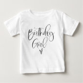 JOLIE Niedlich Modern Boho Script Birthday Girl Baby T-shirt (Vorderseite)