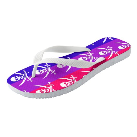 Jolly Roger Pride Flag Flip Flops Badesandalen (Schrägansicht)