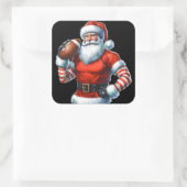 Jolly Santa mit einem Freizeitfußball Quadratischer Aufkleber (Tasche)