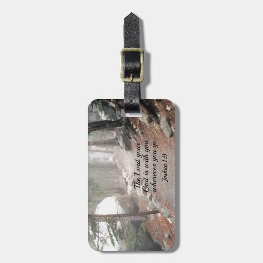 Joshua 1:9 Der Herr, dein Gott, ist bei dir.. Gepäckanhänger (Vorderseite vertikal)