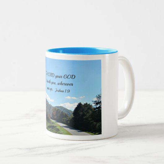 Joshua 1:9 Der Herr, euer Gott, ist bei euch Zweifarbige Tasse (VorderseiteRechts)