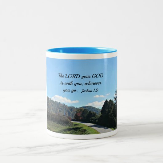 Joshua 1:9 Der Herr, euer Gott, ist bei euch Zweifarbige Tasse (Mittel)