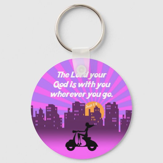 Joshua 1:9 Girl on Scooter w/Skyline - Bible Verse Schlüsselanhänger (Vorderseite)