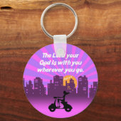 Joshua 1:9 Girl on Scooter w/Skyline - Bible Verse Schlüsselanhänger (Vorderseite)