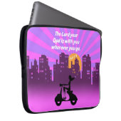 Joshua-1:9 Mädchen auf Roller w/Skyline - Laptopschutzhülle (Vorne Rechts)