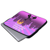 Joshua-1:9 Mädchen auf Roller w/Skyline - Laptopschutzhülle (Vorne Knopf)