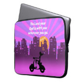 Joshua-1:9 Mädchen auf Roller w/Skyline - Laptopschutzhülle (Vorderseite Links)