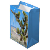 Joshua Tree in California Medium Gift Bag Mittlere Geschenktüte (Vorderseite Schrägansicht)