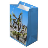 Joshua Tree in California Medium Gift Bag Mittlere Geschenktüte (Rückseite Schrägansicht)
