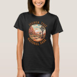 Joshua Tree Nationalpark Sunset Retro bedrückt T-Shirt<br><div class="desc">Joshua Tree Vektorgrafik Design. Der Park ist nach den verdrehten, überdachten Joshua-Bäumen der Region benannt, der Park erstreckt sich über die Kakteen-gepunktete Colorado-Wüste und die Mojave-Wüste.</div>