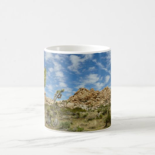 Joshua Trees und Blue Sky Wüste Landschaft Kaffeetasse (Mittel)