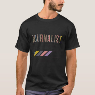 Journalist im Gange Bitte warten Sie auf den Journ T-Shirt