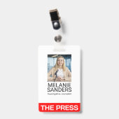 Journalistin lächelt über Kamera Ausweis (Vorderseite mit Clip)