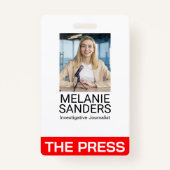 Journalistin lächelt über Kamera Ausweis (Vorderseite)