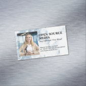 Journalistin lächelt über Kamera Magnetische Visitenkarte (Beispiel)