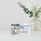 Journalistin lächelt über Kamera Visitenkarte (Stehend Vorderseite)