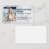 Journalistin lächelt über Kamera Visitenkarte (Vorne/Hinten)